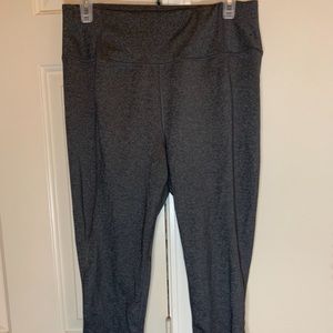 Women’s grey capri leggings.